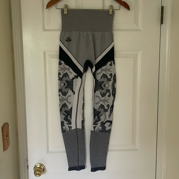 Grey and black leggings - Picture 1 of 3